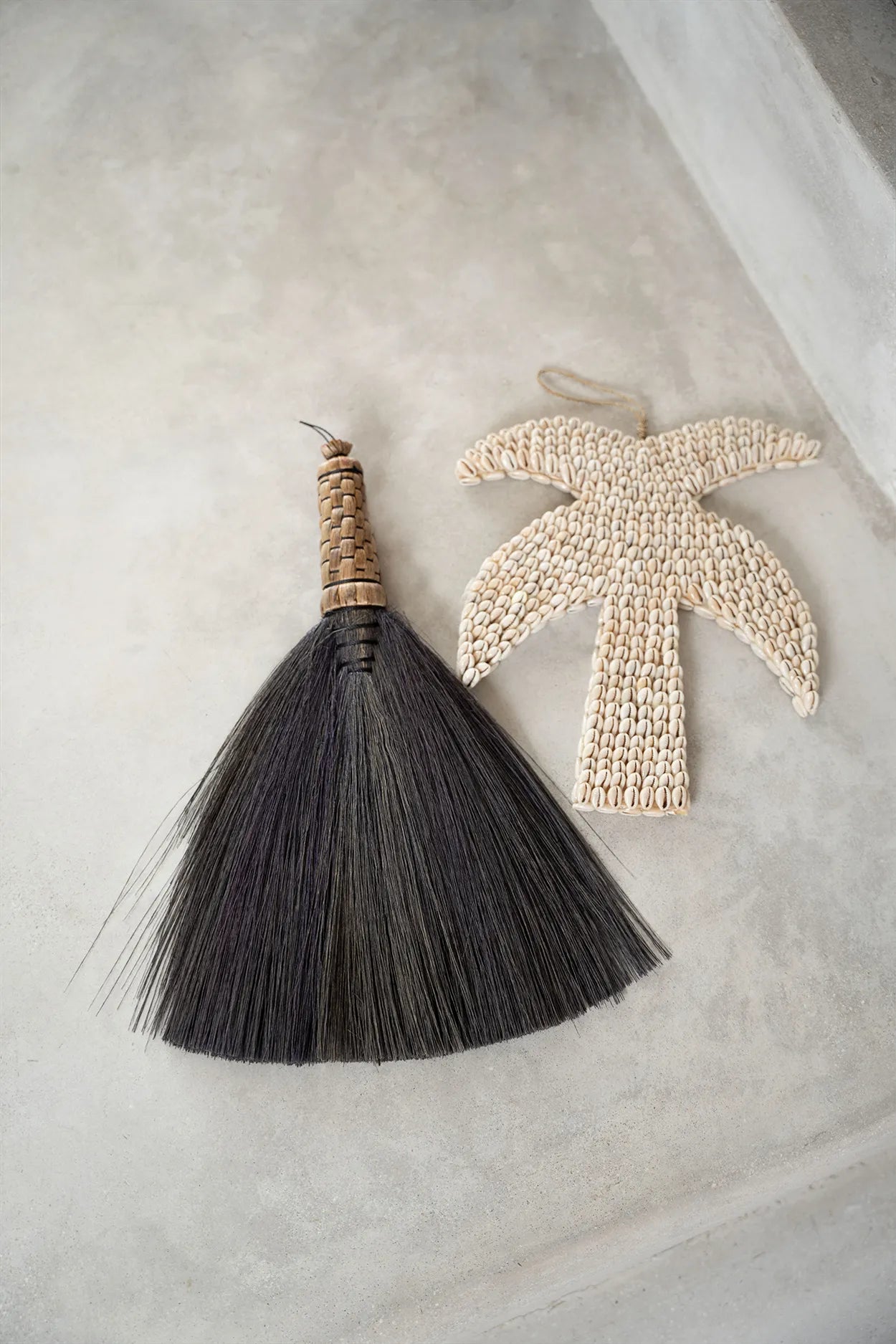 The Sweeping Brush - Black