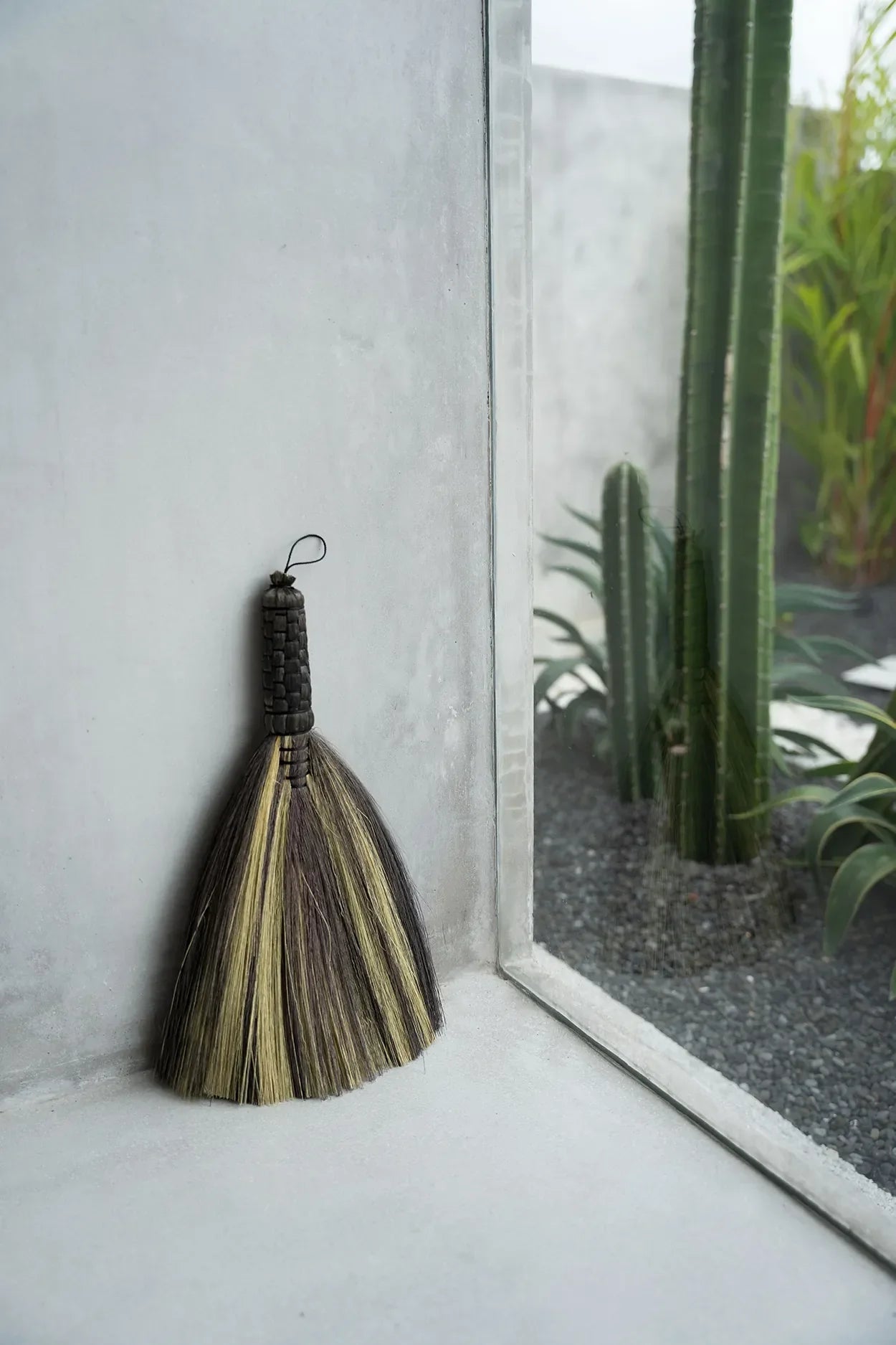 The Sweeping Brush - Black Natural - Remood furniture living