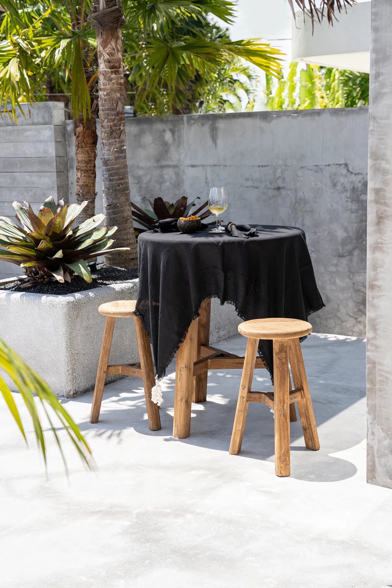 The Linen Tablecloth - Black - 150x150 - Remood furniture living