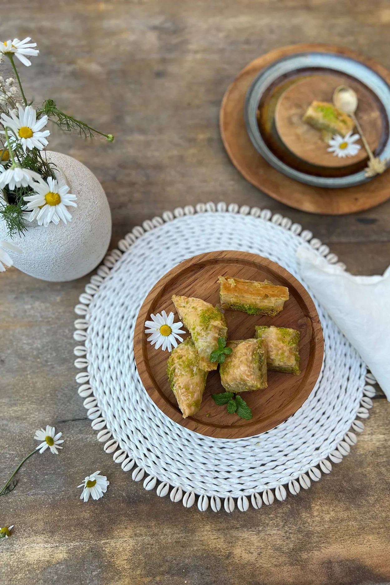 The Seagrass Shell Placemat - White - Remood furniture living