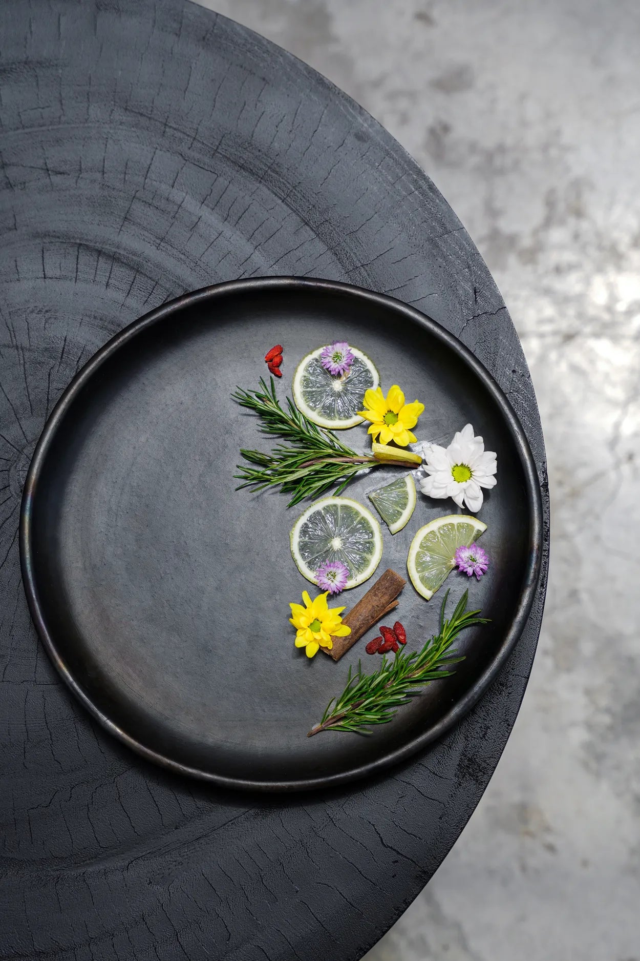 The Burned Classic Plate - Black - L - Remood furniture living