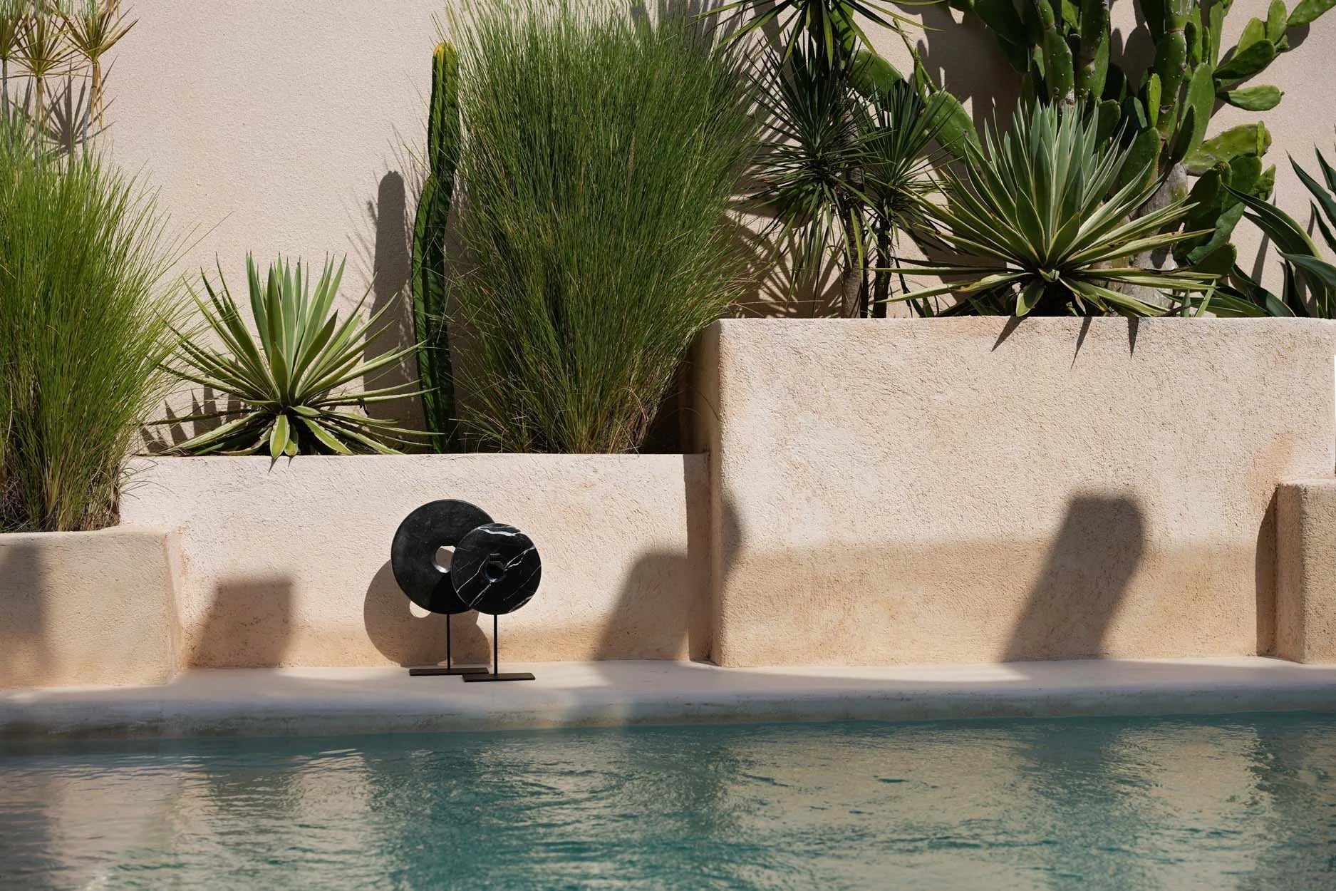 The Marble Disc on Stand - Black - L - Remood furniture living
