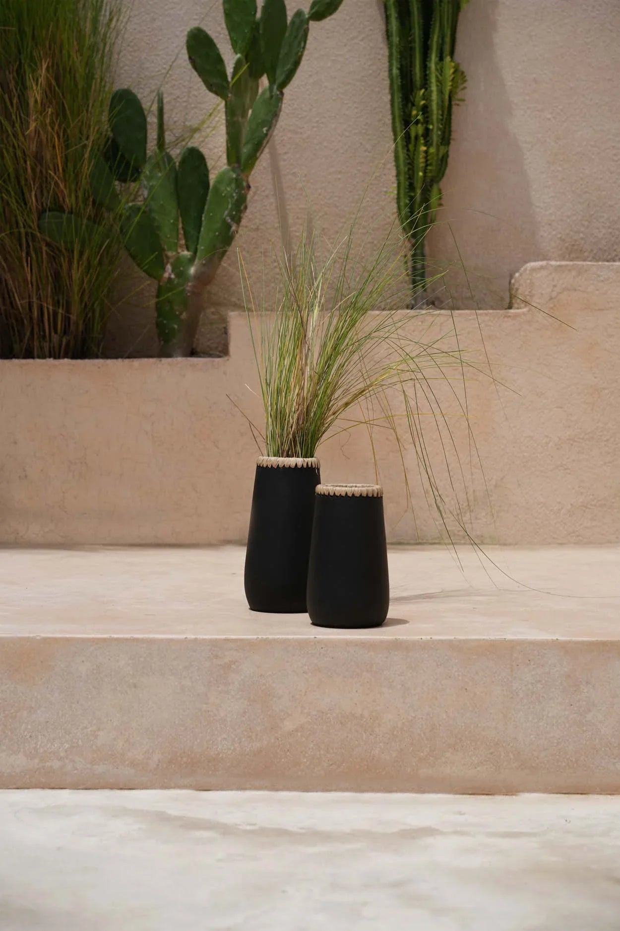 The Sneaky Vase - Black Natural - M - Remood furniture living